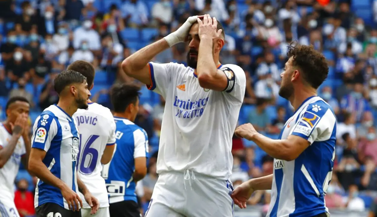 Reaksi pemain Real Madrid Karim Benzema usai kehilangan kesempatan untuk mencetak gol ke gawang RCD Espanyol pada pertandingan La Liga Spanyol di Stadion Cornella-El Prat, Barcelona, Spanyol, Minggu (3/10/2021). Real Madrid kalah 1-2. (AP Photo/Joan Monfort)