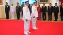 Gubernur dan Wakil Gubernur terpilih Maluku Utara Abdul Gani Kasuba (kiri) dan Al Yasin saat mengikuti proses pelantikan di Istana Negara, Jakarta, Jumat (10/5/2019). Keduanya ditetapkan sebagai pemenang setelah MK memutuskan perselisihan hasil suara Pilgub Malut 2018. (Liputan6.com/Angga Yuniar)