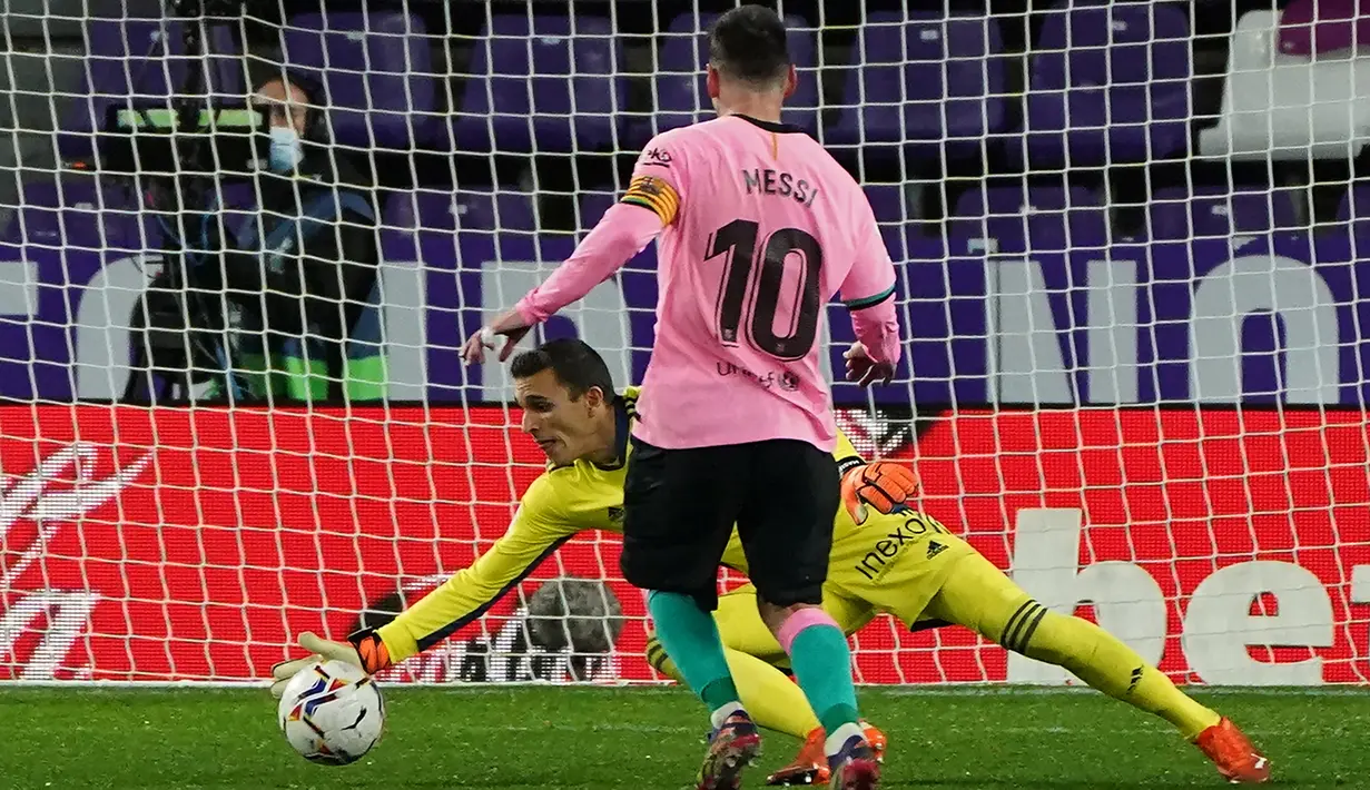 Penyerang Barcelona, Lionel Messi, berusaha mencetak gol ke gawang Valladolid pada laga lanjutan Liga Spanyol di Jose Zorrilla Stadium, Rabu (23/12/2020) dini hari WIB. Barcelona menang 3-0 atas Valladolid. (AFP/Cesar Manso)