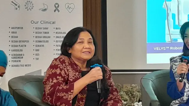 Sri Mega Darmi (60) adalah pasien pertama di Indonesia yang menjalani operasi penggantian lutut menggunakan teknologi Velys Robotic.