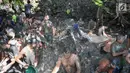 Warga melakukan prosesi resik sendang atau pembersihan mata air dalam tradisi Sadranan di Sendang Gede Pucung, Pudakpayung, Semarang, Jumat (12/4). Tradisi turun temurun membersihkan mata air dilanjutkan berdoa dan makan bersama itu sebagai rasa syukur atas limpahan rezeki. (Liputan6.com/Gholib)