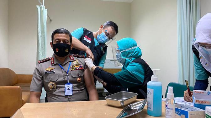 Kapolda Jabar Ahmad Dofiri saat disuntik vaksin Covid-19 Sinovac impor oleh tim dokter RS Hasan Sadikin Bandung, Kamis, 14 Januari 2021. ( Humas RSHS)