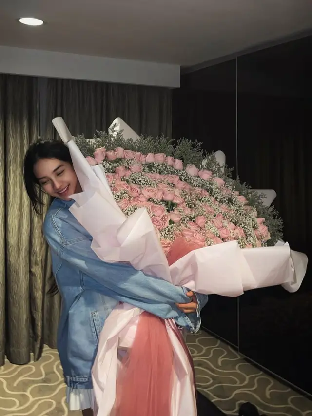 Momen mesra Tora Widjaja dan Anya Geraldine bikin heboh. (credit:instagram.com/torawidjaja/anyageraldine)