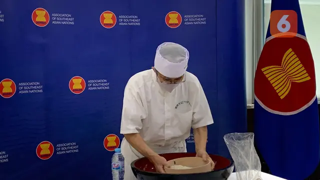 Demonstrasi proses pembuatan soba oleh Soba Master, Kashikura yang datang langsung dari Prefektur Miyagi, Kamis (22/12/2022). (Liputan6/Benedikta Miranti)
