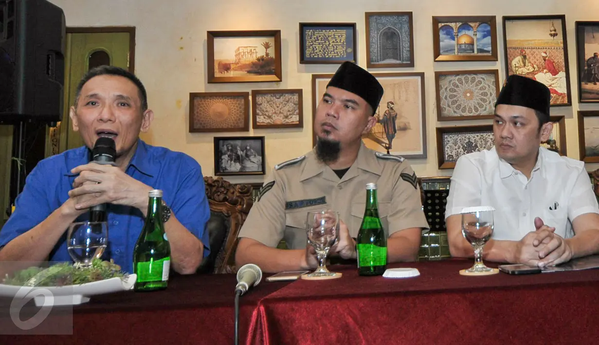 Pimpinan Muslim Tionghoa Indonesia (MUSTI), Jusuf Hamka (baju biru) memberikan keterangan saat islah antara pengacara Farhat Abbas dan musisi Ahmad Dhani di Jakarta, Selasa (20/12). (Liputan6.com/Yoppy Renato)