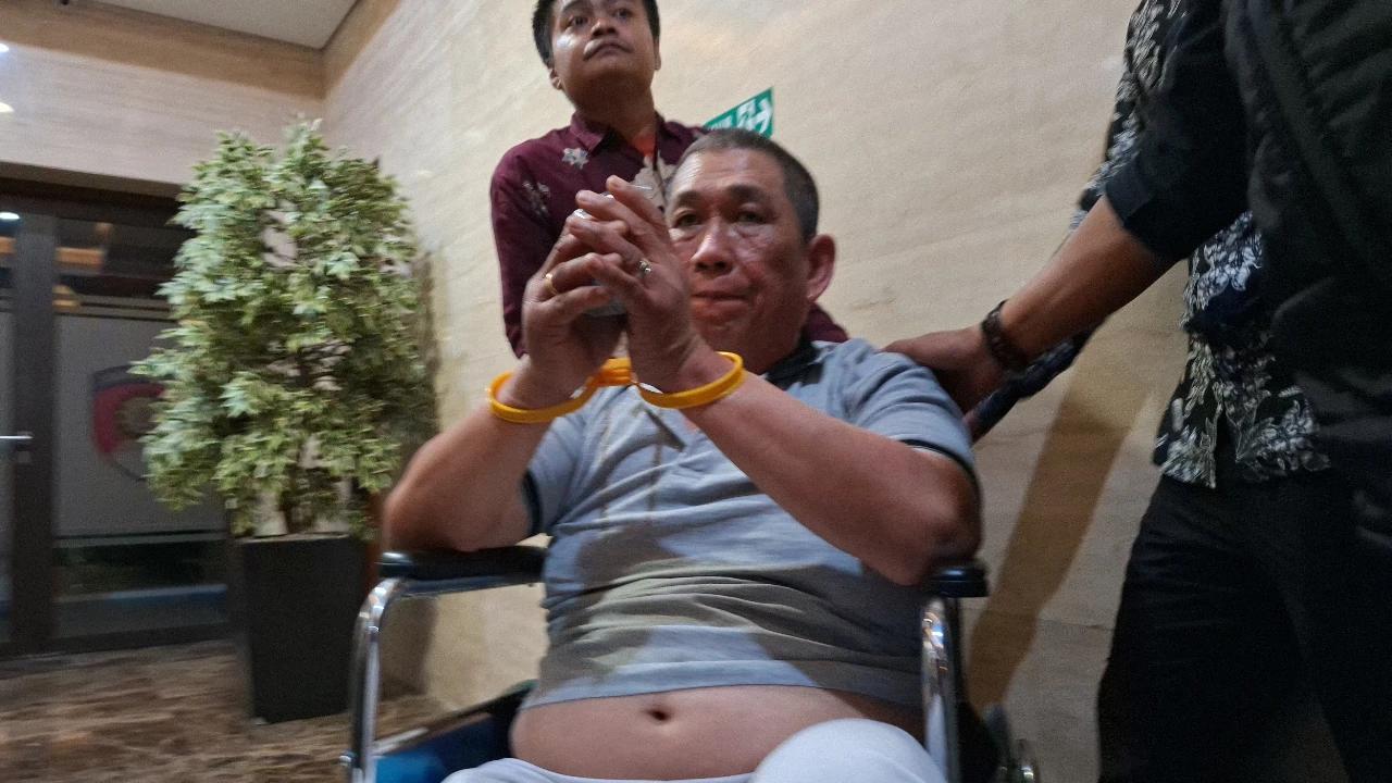 Tatapan Kosong, Tangan Dibelenggu Kabel Tis, Begini Kondisi Ko Erwin Usai Ditangkap di Tanjung Balai