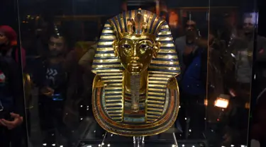 Topeng emas Raja Tutankhamun diperlihatkan di museum Mesir di Kairo, Rabu (16/12). Topeng bersejarah yang berusia 3.300 tahun itu ditunjukkan kepada wartawan setelah sebelumnya lebih dari dua bulan diperbaiki di bagian jenggotnya. (AFP/MOHAMED EL-SHAHED)