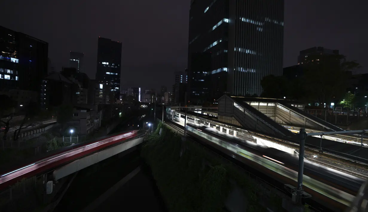 Stasiun kereta Ochanomizu terlihat sebagai kereta yang beroperasi setelah gempa kuat melanda wilayah metropolitan di Tokyo, Kamis (7/10/2021). Gempa kuat mengguncang daerah Tokyo pada Kamis malam, menghentikan perjalanan kereta api dan kereta bawah tanah. (AP Photo / Eugene Hoshiko)