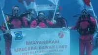 Upacara pengibaran bendera merah putih sambut HUT RI bawah laut (foto: ist)