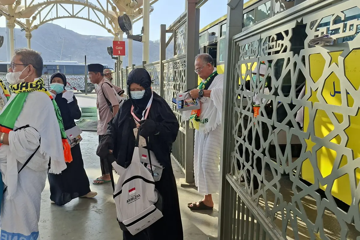 Jemaah haji turun dari bus shalawat di Terminal Syib Amir, Makkah.