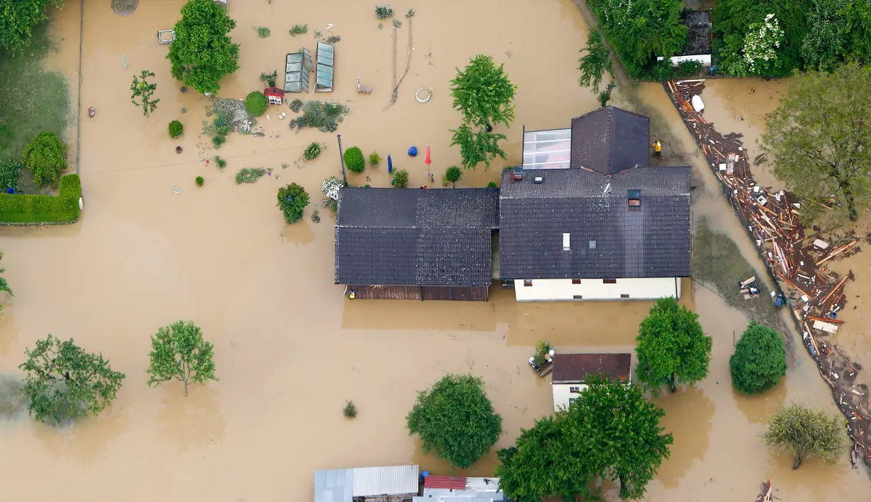 Kondisi di desa Bavarian yang dilanda banjir, Munich , Jerman , 2 Juni 2016. Akibat banjir ini aliran listrik diputus agar tidak menimbulkan hal - hal yang tidak diinginkan. (REUTERS / Michaela Rehle)