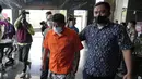Petugas imigrasi mengawal Mitsuhiro Taniguchi (47) sebelum konferensi pers di Kantor Imigrasi, Jakarta, Indonesia, Rabu (8/6/2022). Penangkapan Mitsuhiro Taniguchi dilakukan pukul 22.30 WIB, kemarin. (AP Photo/Achmad Ibrahim)