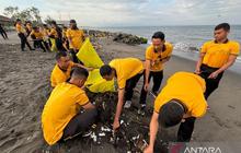 Ditpolairud Polda NTB Gelar Aksi Bersih Pantai Loang Baloq Sambut Lebaran Topat