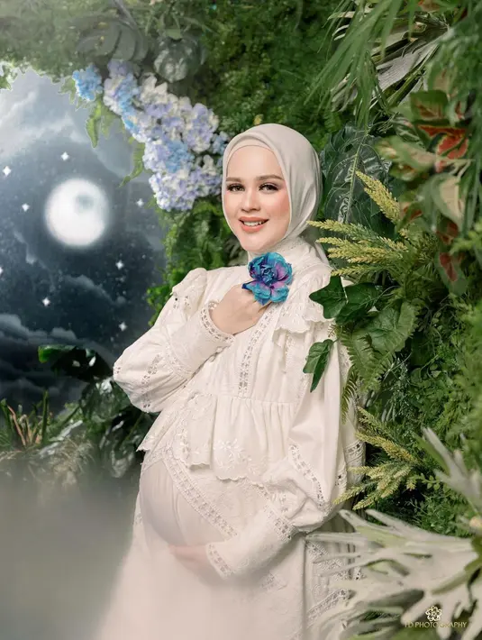 <p>Setelah menjalani maternity shoot bersama geng bundadari yang terdiri dari Jessica Iskandar, Yasmine Wildblood, dan Ria Ricis, Cut Meyriska menjalani pemotretan solo. (Instagram/Rogerojey).</p>