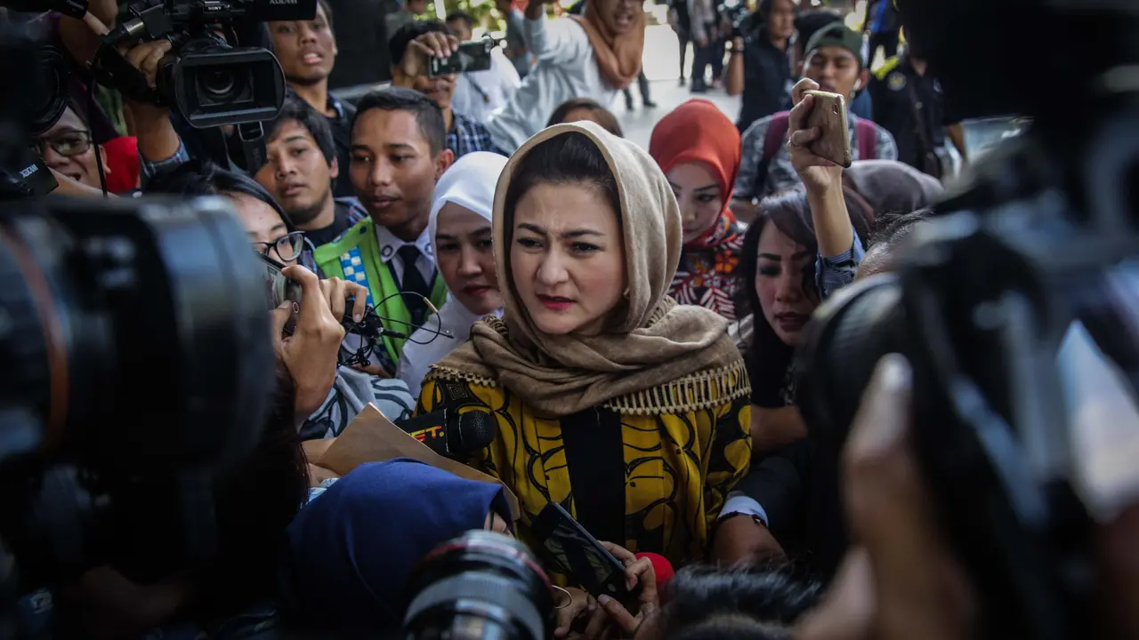 Berkerudung, Istri Setya Novanto Penuhi Panggilan KPK