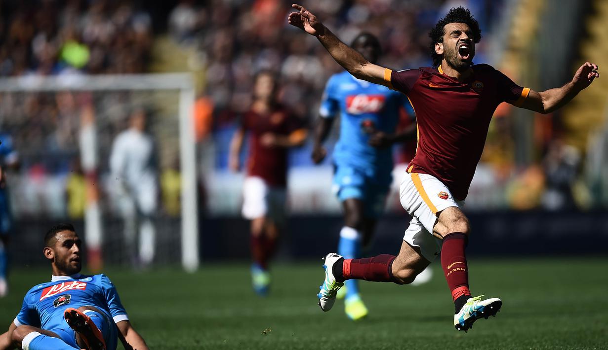 Pemain Roma, Mohamed Salah (kanan) berteriak usai diganjal pemain SSC Napolipada lanjutan Serie A Italia di Stadion Olympico, Roma, Senin (25/4/2016) WIB.  (AFP/Filippo Monteforte)