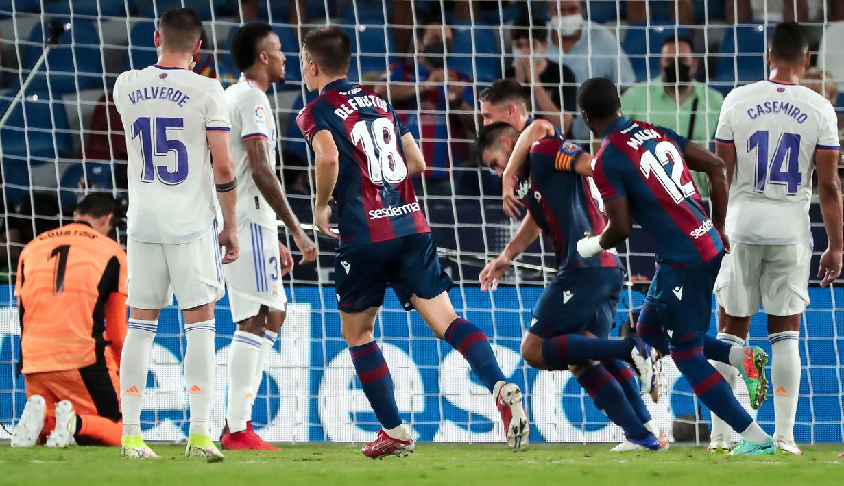 Levante benar-benar tak ingin kalah di depan pendukungnya. Mereka kembali mengungguli Real Madrid lewat Rober Pier di menit ke-79. Pier sukses memanfaatkan bola liar dari situasi tendangan sudut untuk mencetak gol. Skor kembali berubah menjadi 3-2. (Foto: AFP/Jose Miguel Fernandez)