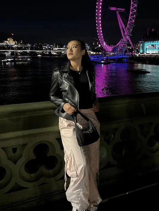 Amanda Caesa, anak dari pelawak Parto juga menjajaki studi di London. Parasnya yang memesona juga didukung dengan gaya fashion yang up to date. Kali ini, Amanda Caesa tampil dalam balutan jaket kulit, serta celana kargo. Warna yang kontras membuat tampilannya begitu memukau. [Instagram/ Amanda Caesa]