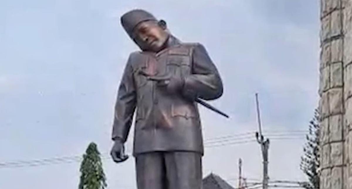 Pemkab Indramayu Perbaiki Kepala Patung Soekarno di Indramayu yang Patah Leher dan Miring