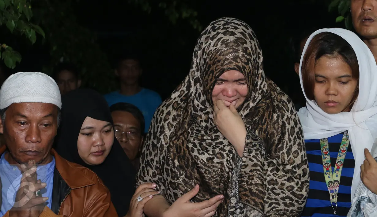 Istri Budi Anduk, Neneng Nurhayati menangis saat menghadiri pemakaman suaminya, Bekasi, Senin (11/1/2016). Budi Anduk menghembuskan nafas terakhir pada usia 47 tahun di RS Dharmais, Jakarta. (Liputan6.com/Herman Zakharia)