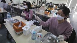 Petugas medis menghadiri pelatihan cara memberikan suntikan vaksin virus corona di Asosiasi Perawat Korea di Seoul, Korea Selatan (17/2/2021).  Korea Selatan berencana untuk memulai inokulasi virus COVID-19 dengan vaksin AstraZeneca pada 26 Februari mendatang. (AP Photo/Ahn Young-joon)
