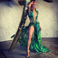 Jennifer Lopez berhasil tampil mengagumkan di atas panggung runway Versace (Foto: Instagram/ @j.lo)