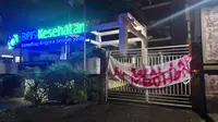 Kantor BPJS Cabang Denpasar Diteror OTK: Gerbang Dipasangi Spanduk dan Dilempari Batu