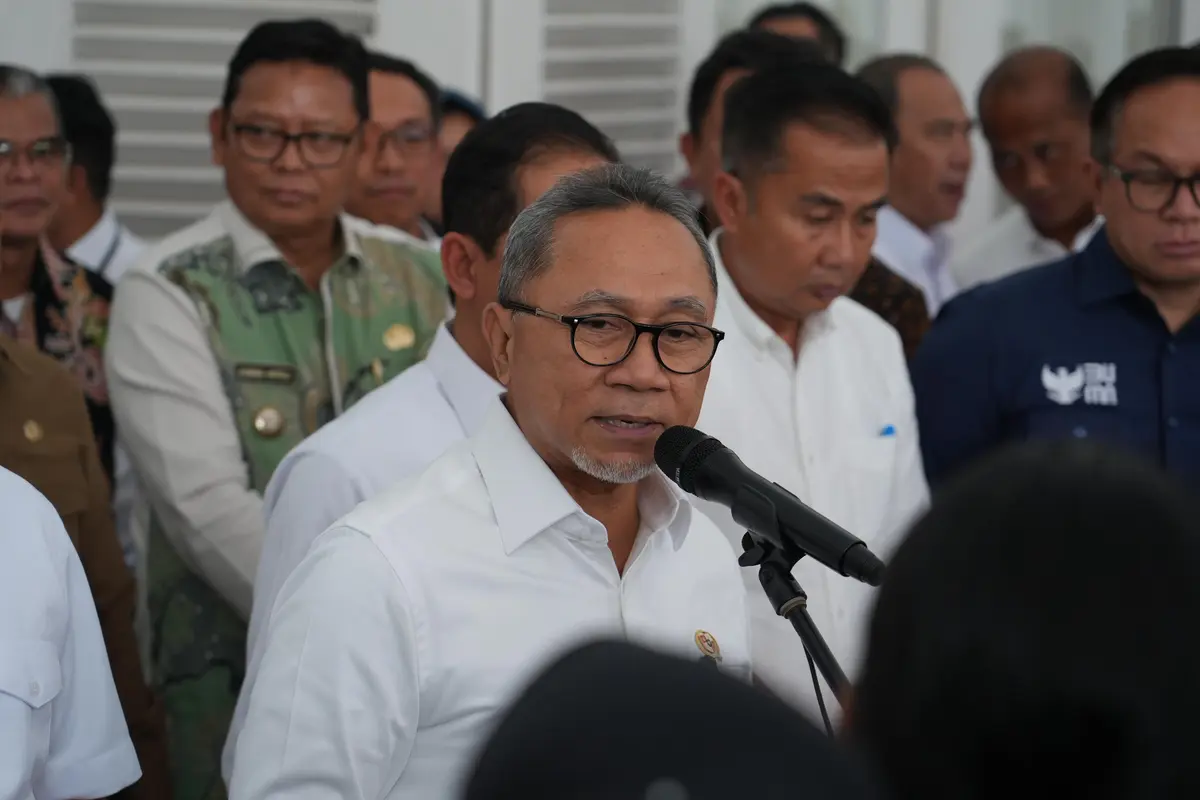 Menteri Koordinator Bidang Pangan Zulkifli Hasan (Zulhas) usai Rapat Koordinasi Bidang Pangan di Gedung Pakuan, Kota Bandung, Jawa Barat, Selasa (24/12/2024).