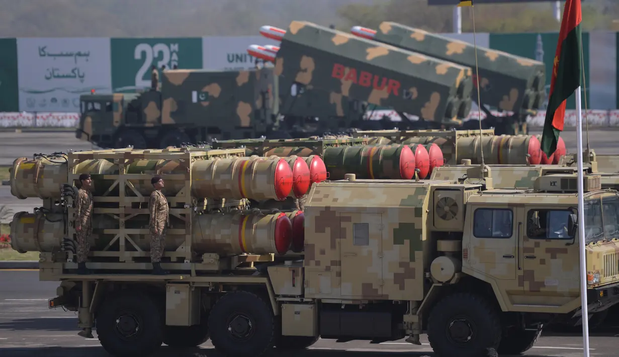 Sistem pertahanan udara Pakistan diperlihatkan saat parade Hari Militer Pakistan di Islamabad, (23/3). Parade ini menampilkan tank kelas berat, rudal balistik hingga rudal Ghauri berkemampuan daya ledak nuklir. (AFP Photo / Aamir Qureshi)