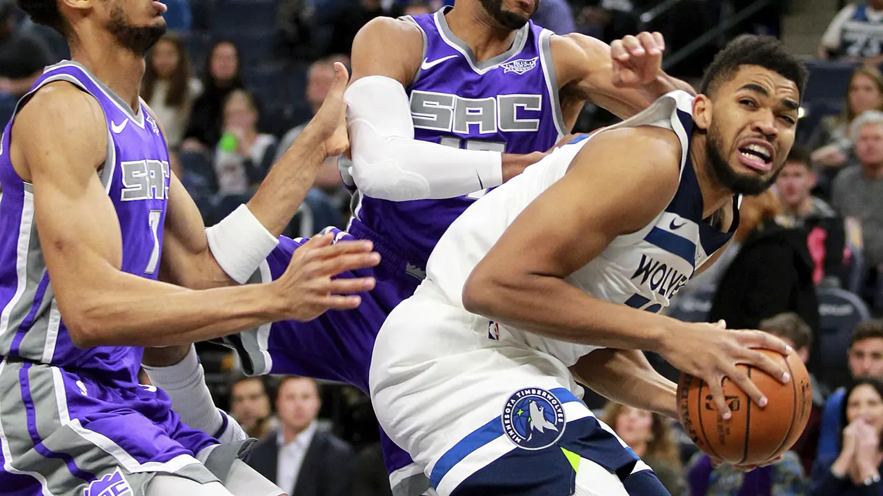 Karl-Anthony Towns menerobos paint area Sacramento Kings