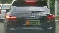 Mobil mewah Porsche tipe Cayenne berpelat mobil TNI. (Liputan6.com/Audrey Santoso)