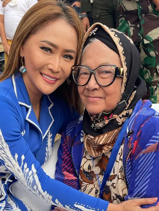 Bersama unggahan ini, Inul Daratista mengirim doa untuk Bunda Iffet dan para personel Slank. Ia berharap Bunda Iffet dan pelantun “Terbunuh Sepi” sehat serta dalam lindungan Allah. “Sungkem dulu sm Bunda iffet slank. Kangen2an sama beliau mumpung sepanggung duet sm mas Kaka, Bimbim, Slank, sehat-sehat semua sayangku,” cuit bintang sinetron Kenapa Harus Inul. (Foto: Dok. Instagram @inul.d)