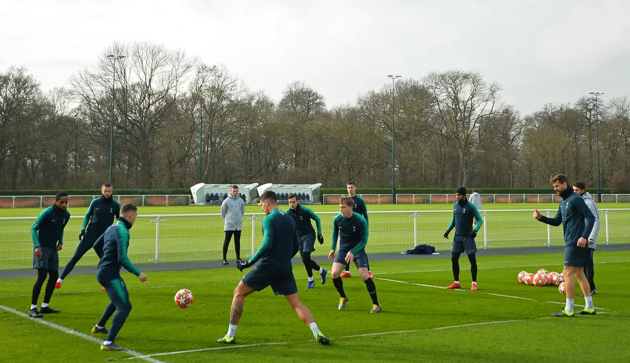 Para pemain Tottenham Hotspur mengambil bagian dalam sesi latihan di Pusat Pelatihan Enfield, London utara (12/2). Tottenham akan bertanding melawan Borrusia Dortmund pada 16 besar Liga Champions di stadion Wambley. (AFP Photo/Glyn Kirk)