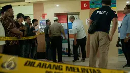 Petugas dan sejumlah pengunjung melihat kondisi lift yang terjatuh di Blok M Square, Jakarta Selatan, Jumat (17/3). Diduga, lift mengalami kelebihan kapasitas sehingga tak mampu menanggung beban penumpang di dalamnya. (Liputan6.com/Gempur M Surya)