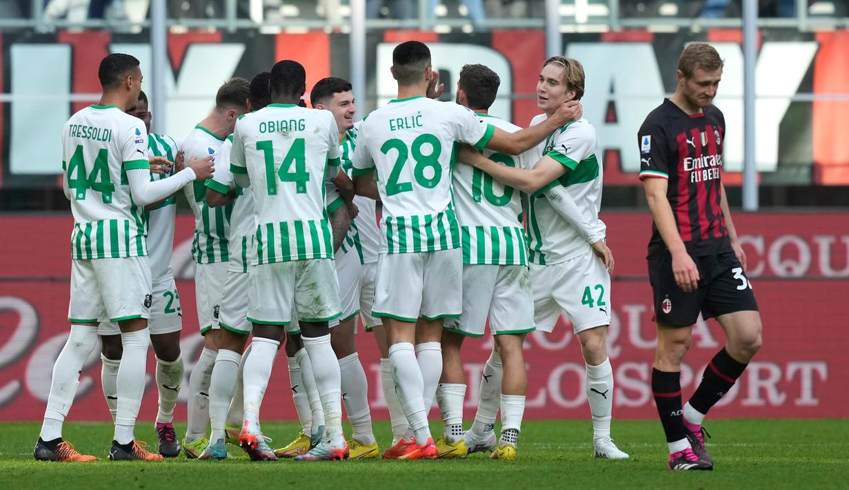 Pemain Sassuolo Matheus Henrique merayakan dengan rekan setimnya setelah mencetak gol ke gawang AC Milan pada pertandingan sepak bola Liga Italia di Stadion San Siro, Milan, Italia, 29 Januari 2023. AC Milan dipermalukan 2-5 oleh Sassuolo. (AP Photo/Antonio Calanni)
