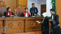 Tim kuasa hukum terdakwa teroris Abu Bakar Ba'asyir memberikan sejumlah bukti baru kepadaMajelis Hakim di sidang perdana Peninjauan Kembali (PK) yang digelar di Pengadilan Negeri Jakarta Selatan, Selasa (17/11). (Liputan6.com/Yoppy Renato)