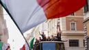 Hiruk-pikuk keramaian, kibaran bendera hingga lantang suara nyanyian para fans semakin membuat penyambutan sang pahlawan di Kota Roma semakin semarak. (Foto:AP/Riccardo De Luca)