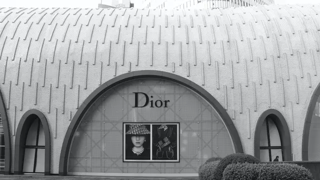 Brand Christian Dior Dituding Mainkan Trik, Minta Konsumen Bayar Ekstra Saat Barang Pesanan Sudah Dilunasi