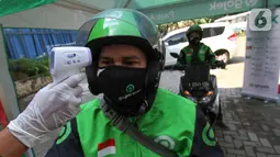 Mitra Gojek saat diukur suhu tubuh pada aksi J3K (Jaga Kesehatan-Jaga Kebersihan-Jaga Keamanan) dalam rangka Hari Perhubungan Nasional di Kota Depok, Jawa Barat, Jumat (18/8/2020). (Liputan6.com/HO/Ading)