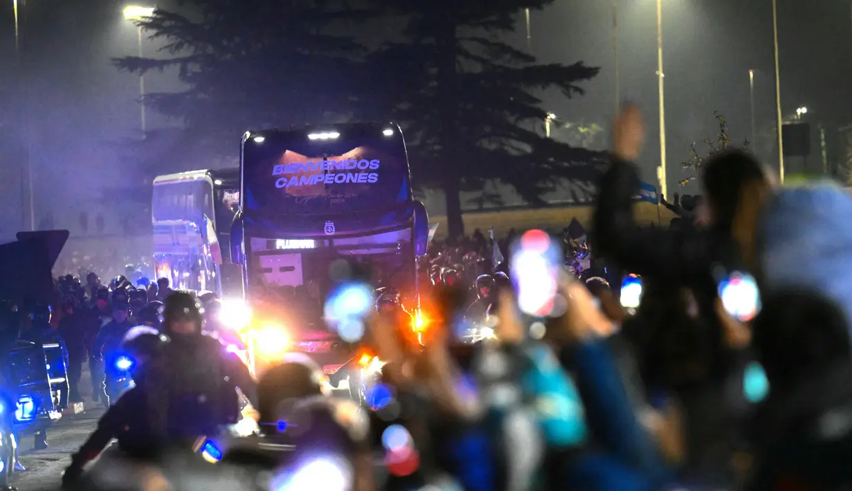 Kepulangan timnas Argentina disambut meriah oleh masyarakat di Ezeiza, Buenos Aires. (Luis ROBAYO/AFP)