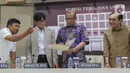 Ketua Komisi Pemilihan Umum (KPU) Hasyim Asy'ari (ketiga kiri) mengecek kesiapan tema debat Capres/Cawapres Pemilu 2024 di Gedung KPU, Jakarta, Senin (11/12/2023). (Liputan6.com/Angga Yuniar)