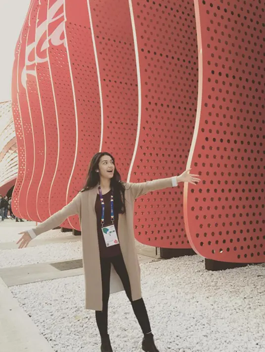 "Sebenarnya pakai hijab enggak panas ternyata. Aku sempat ada momen di mana aku merasa comfortable, ada rasa lebih secure, enggak ngerasa di-judge pas berhijab,” ucap velove saat jumpa pers (25/11). (Instagram/vaelovexia)