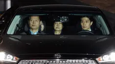 Mantan Presiden Korea Selatan, Park Geun-hye berada dalam mobil yang membawanya ke rumah tahanan di Uiwang, Seoul selatan, Jumat (31/3) dini hari. Pengadilan Korsel menyetujui pengeluaran surat perintah penahanan terhadap Park (Cho Sung-bong/Newis via AP)