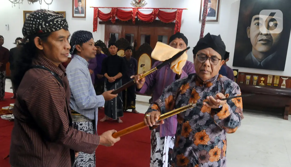 Selain Bupati Trenggalek Mochamad Nur Arifin, jamasan pusaka juga diikuti oleh sejumlah tokoh dan pejabat daerah. (merdeka.com/Arie Basuki)