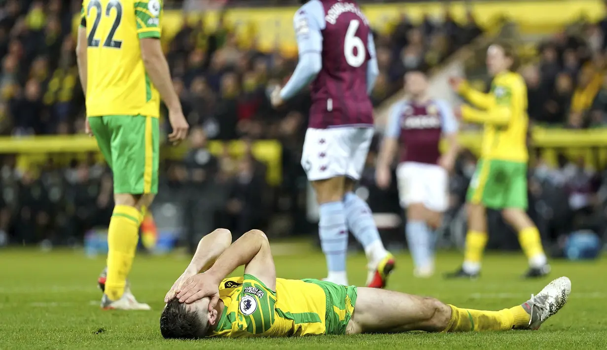 Gelandang Norwich City Kenny McLean menyesali peluang yang hilang saat menjamu Aston Villa dalam lanjutan Liga Inggris di Carrow Road, Rabu (15/12/2021) dini hari WIB. Aston Villa sukses menekuk tuan rumah Norwich City 2-0. (Joe Giddens/PA via AP)