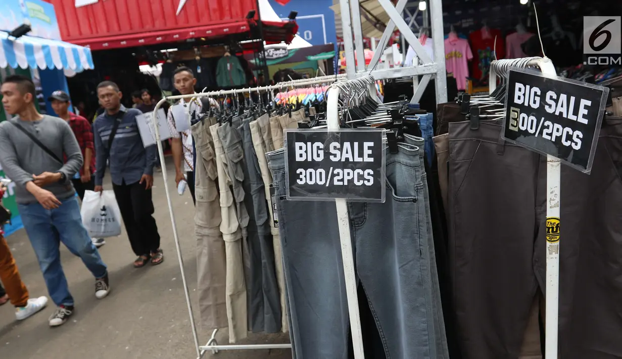Berbagai macam celana mendapat diskon di ajang Jakcloth Summerfest 2018 di Senayan, Jakarta, Kamis (12/4). Jakcloth Summerfest 2018 diramaikan oleh 380 merek clothing. (Liputan6.com/Angga Yuniar)