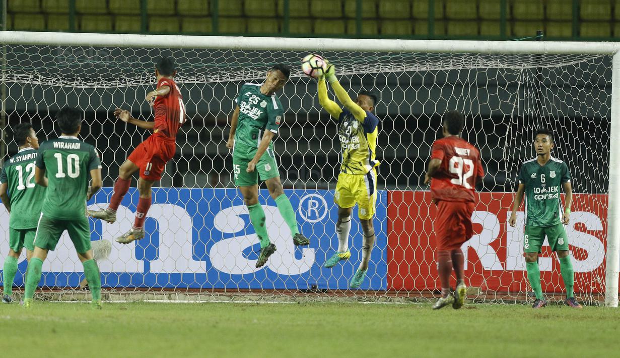 Kiper PSMS Medan, Abdul Rohim, menangkap bola saat bertanding melawan Kalteng Putra FC pada laga Liga 2 Indonesia di Stadion Patriot, Bekasi, Kamis, (9/11/2017). PSMS Medan menang 2-1 atas Kalteng Putra FC. (Bola.com/M Iqbal Ichsan)