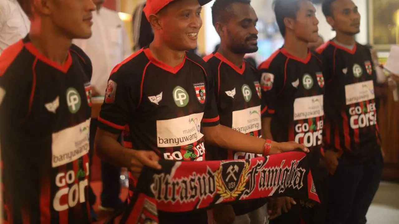 Para pemain Persewangi saat peluncuran sponsor baru