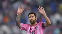 Penyerang Inter Miami, Lionel Messi, melambaikan tangan kepada penonton saat ia meninggalkan lapangan dalam pertandingan MLS melawan New England Revolution, Rabu, 9 Juli 2025, di Foxborough, Massachusetts. (AP Photo/Steven Senne)