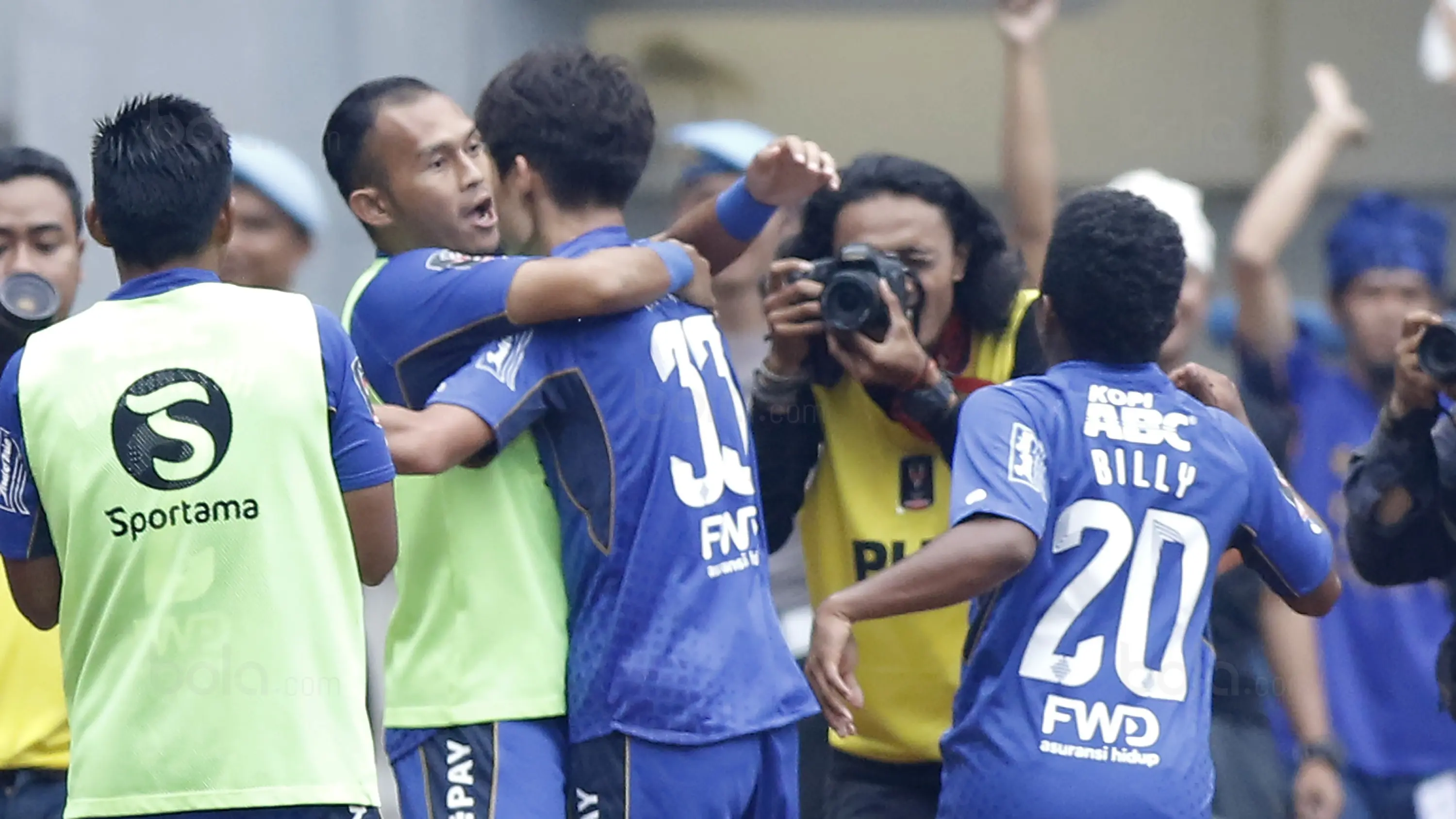 Pemain Persib merayakan gol yang dicetak oleh Oh In-kyun ke gawang Sriwijaya FC pada laga Piala Presiden di Stadion GBLA, Bandung, Selasa (16/1/2018). Persib menang 1-0 atas Sriwijaya FC. (Bola.com/M Iqbal Ichsan)